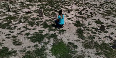 Kuraklık, 70 yıllık mezarları yeniden ortaya çıkardı