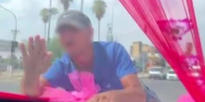 Gelin arabasının önüne atlayan genç, gelin ve damadı korkuttu