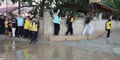 Adana Kozan’da fırtına ve yağmur etkili oldu