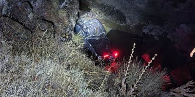 Dereye düşen kamyonetin sürücüsü yaralandı