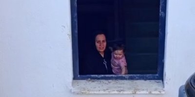 Evde mahsur kalan çocuk iş makinesi yardımıyla kurtarıldı