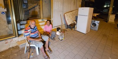 Adana’da mağduriyet: Aile eşyalarıyla sokakta kaldı!