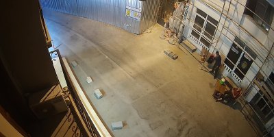 O anlar kamerada: Uyuyan bekçinin cep telefonunu çaldı