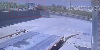 Kaza anı kamerada: Traktörle çarpışan otomobildeki 1 kişi hayatını kaybetti, 3 kişi yaralandı