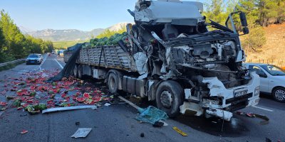 Karpuz yüklü tır, otoyolda devrildi!