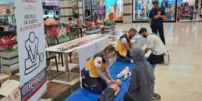 Adana’da, Dünya İlk Yardım Günü'nde vatandaşlara temel ilk yardım bilgisi verildi
