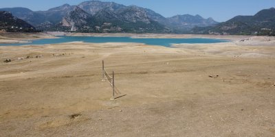 Barajda su seviyesi yüzde 10'a düştü: Çoraklaşan bölgeye voleybol direği diktiler