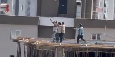 Otomobilden müzik sesi duyan işçiler 10. katta halay çekti