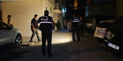 Evinin önünde silahlı saldırıya uğrayan bir kişi hayatını kaybetti