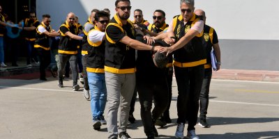 Adana'da haraç isteyen çeteye operasyon: 12 silah ile 54 bin hap ele geçirildi