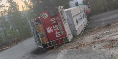 Orman yangınına müdahaleden dönen su tankeri devrildi