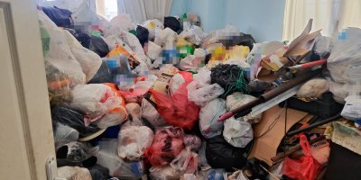 Adana'da apartman dairesinden iki kamyon çöp çıktı