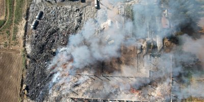 Geri dönüşüm tesisinin bahçesindeki yangında soğutma çalışması sürüyor