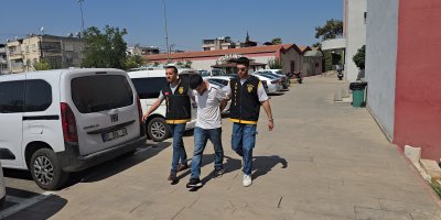 O anlar kamerada: 2 iş yerini soydu, 3'üncüde suç üstü yakalandı