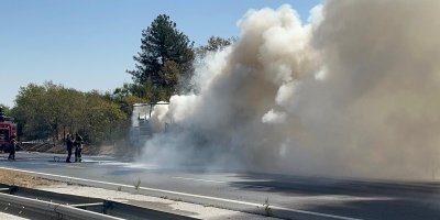 Ev eşyası yüklü tır yandı, otoyolda kuyruk oluştu