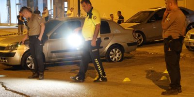 Uzun namlulu silahla oto galeriyi taradılar: 10'dan fazla mermi isabet etti