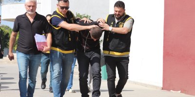 O anlar kamerada: Motosikletle kapkaç yaptılar yakalanıp tutuklandılar