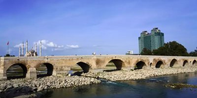 Adana'nın 1900 yıllık simgesi tehlikede: Taşköprü restorasyonu yıllardır neden hâlâ başlamadı?
