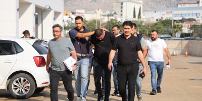 Otomatik silahla galeriye saldıran şüpheliler tutuklandı