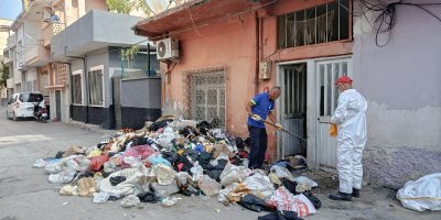 Adana'da çöp evden 2 kamyonet atık çıktı