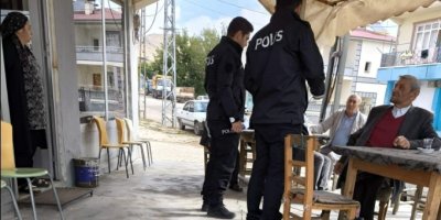 Polis pazar yerinde kadınlara KADES'i anlattı