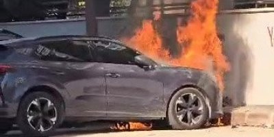 Adana’da park halindeki araç alev alev yandı