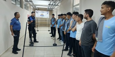 Polisin eğitim verdiği gençler astsubaylığı kazandı