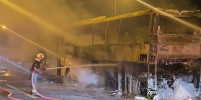 Yolcu otobüsü yanarak demir yığınına döndü
