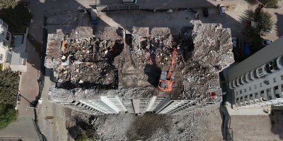Depremde hasar gören binaların yıkımı vatandaşlara o günleri hatırlatıyor