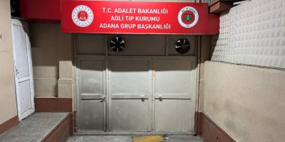 Adana’da cadde ortasında iki kişi arasında çıkan bıçaklı kavgada bir kişi hayatını kaybetti.