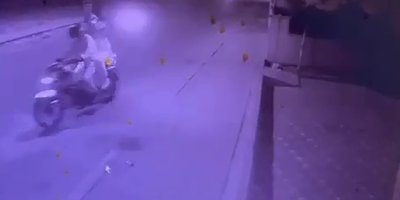 Motosikletli şüpheliler otomatik tabancayla berber dükkanına ateş açtı