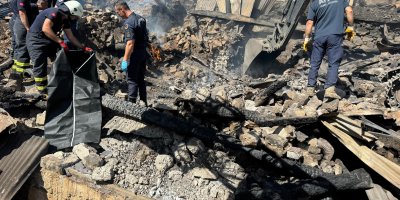 Yangında çöken evdeki 2 kardeşin ceset kalıntıları bulunarak adli tıpa gönderildi