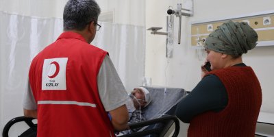 Yangında kardeşleri ölen, camdan atlayarak kurtulan engelli ağabeyin tedavisi sürüyor