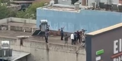 Ailesini rehin alıp bıçak çekti, özel harekat polisi bacağından vurdu