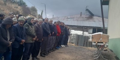 Yangında ölen yaşlı iki kardeşin cenazesi tek tabutla getirildi, aynı mezara defnedildi