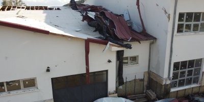 Hortum öğrenciler içerideyken okulu vurdu, çatıyı uçurdu, ağaçları devirdi