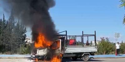 Adana'da kamyonet alev alev yandı