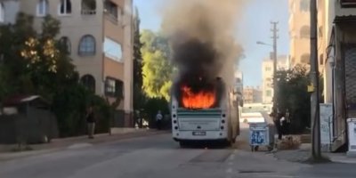 Adana'da park halindeki halk otobüsü yandı