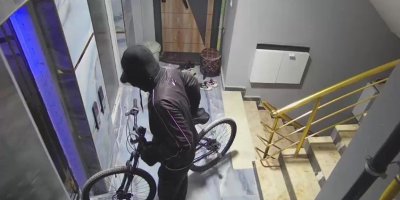 Yüzü maskeli bisiklet hırsızı kameraya yakalandı