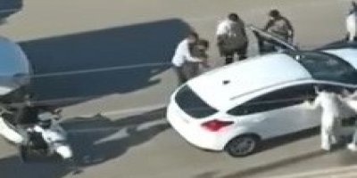 Trafikte yol verme kavgası: Birbirlerine yumrukla saldırdılar!