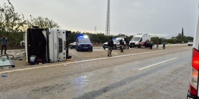 Adana’da tarım işçilerini taşıyan minibüs devrildi: 11 kişi yaralandı