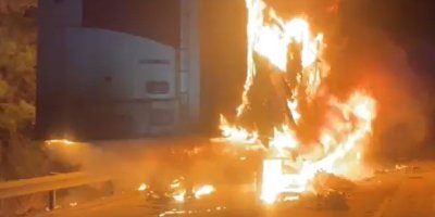 Pozantı'da, et yüklü tır dorsesi yandı