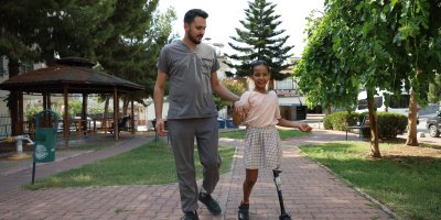 Belediye otobüsü altında kalan Rukiye, protez bacakla ilk adımı attı  