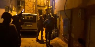 İçişleri Bakanı Ali Yerlikaya Adana’da yapılan operasyonun ayrıntılarını paylaştı; 106 kişi gözaltına alındı.