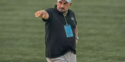 Lokantada mahsur kalan takımının hesabını ödeyen Yüksel Yeşilova, zehir zemberek sözlerle görevini bıraktı