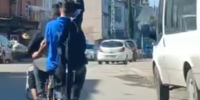 Adana'da trajikomik görüntü: Serum takılı halde motosikletle yolculuk yaptı