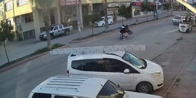 Önünü kaldırdığı motosikletle otomobile çarptı: 2 kişi yaralandı