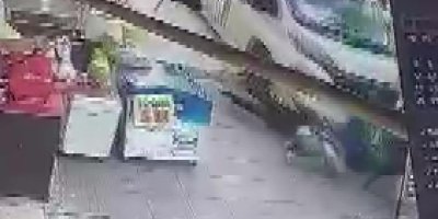 Minibüs kaldırıma çıkıp yayalara çarptı: 2 kişi yaralandı