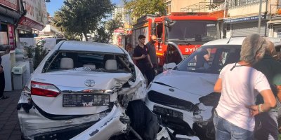 Adana’da, hafif ticari araç park halindeki araçlara çarptı!