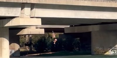 Serinlemek için metrelerce yükseklikten nehre atladılar